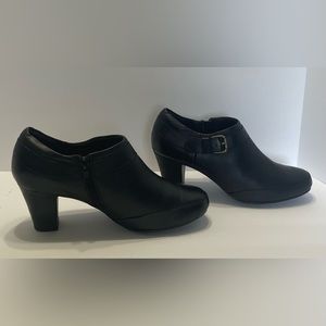 Clark Bendables Women’s Sz 9.5 Leather Ankle Zip Side Boot 2.5 inch” Heel Black